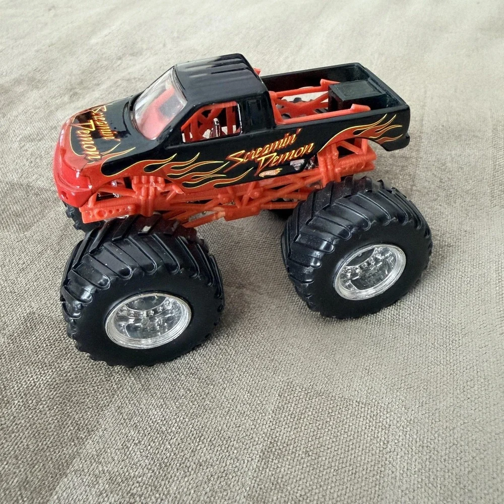 VTG 2006 Hot Wheels Screamin' Demon 1:64 Monster Jam Truck Toy Black Red Flames